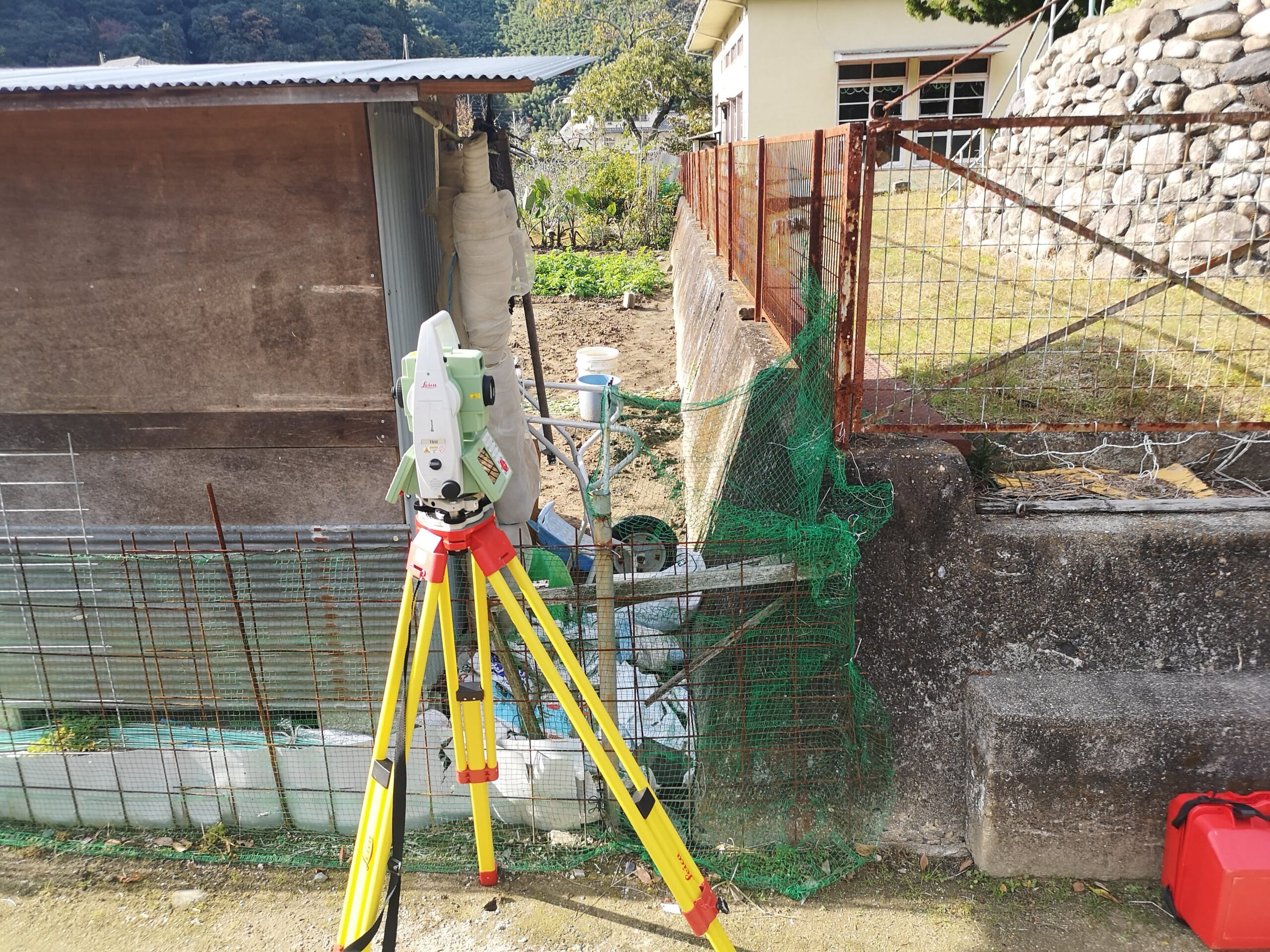 境界不明確な土地・古いブロック塀の例